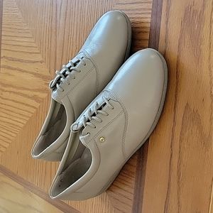 Easy Spirit Comfort Shoes, Size 9